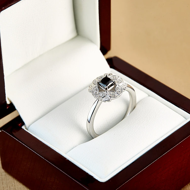 Anillo de compromiso de oro con diamante negro princesa y diamantes - modelo i72000