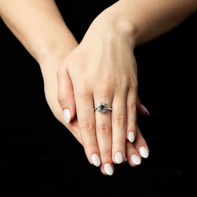 Anillo de compromiso de oro con diamante negro princesa y diamantes - modelo i72000