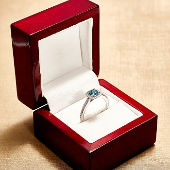 Anello di fidanzamento Halo in oro 18k o platino con diamante blu e diamanti incolori - modello i1420