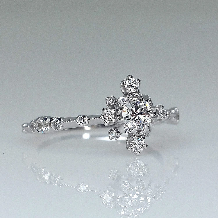 Halo Engagement Ring in 18k Gold with GIA certified Brilliant Diamond - model i1509