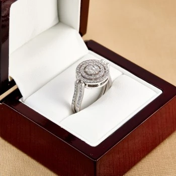 Anello con pendente a maglie mobili in oro con diamanti taglio baguette e rotondi - modello i2932