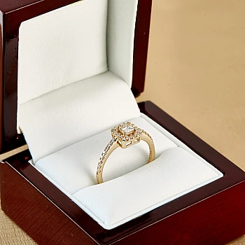 Anello di fidanzamento con pavé di diamanti in oro 18 carati e diamante taglio princess certificato GIA - modello i325