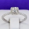 Anillo de compromiso de oro con diamante central y diamantes secundarios de 0,50 o 0,70 ct con certificación GIA - modelo i884