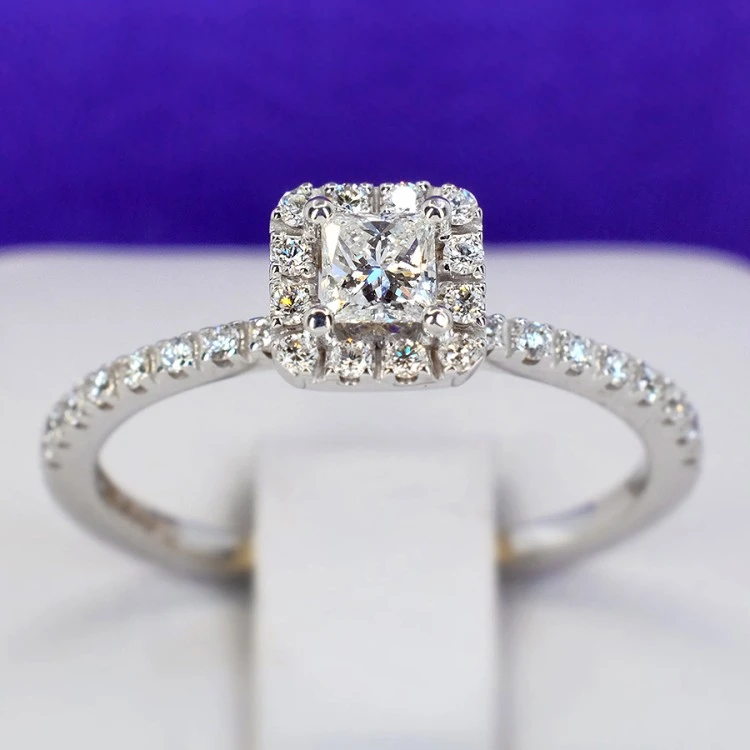 Anillo de compromiso de oro con diamante central y diamantes secundarios de 0,50 o 0,70 ct con certificación GIA - modelo i884