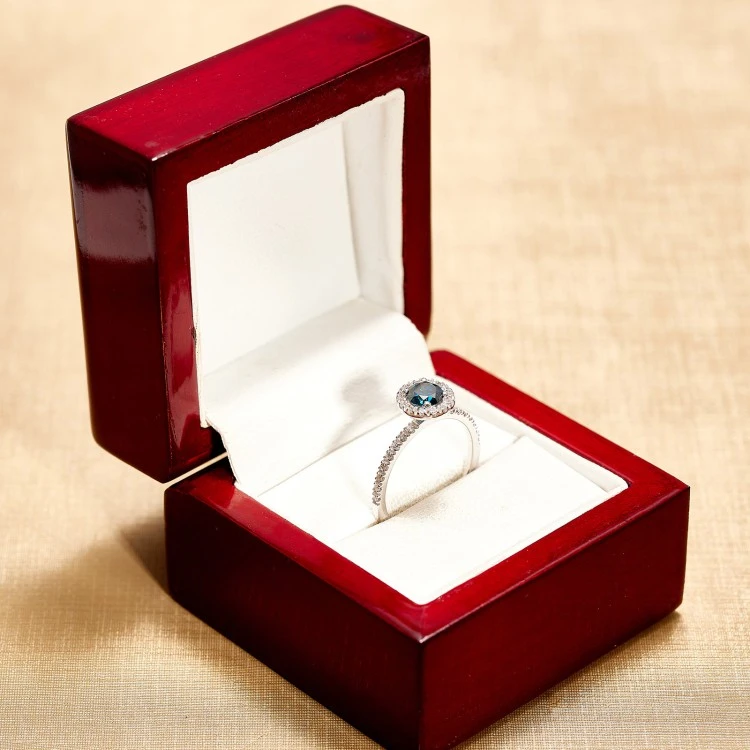 Bague de fiançailles Halo en or 18 carats ou en platine avec diamant bleu et diamants incolores - modèle i884