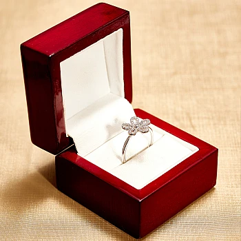 Geschenkring aus 18-karätigem Weißgold mit farblosen Diamanten – Modell Flora