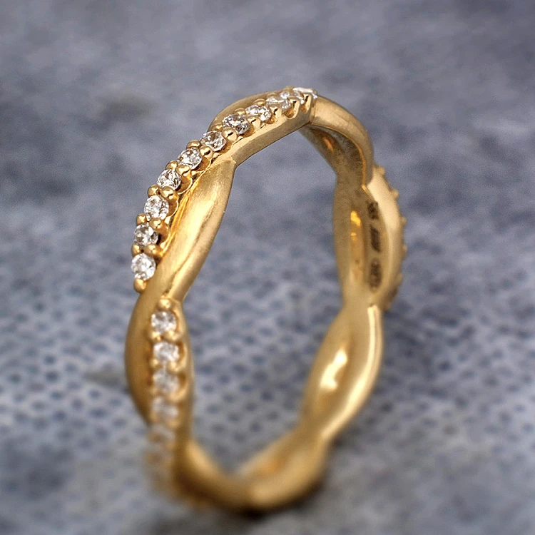 Bague torsadée en or ou en platine avec diamants - modèle i1552