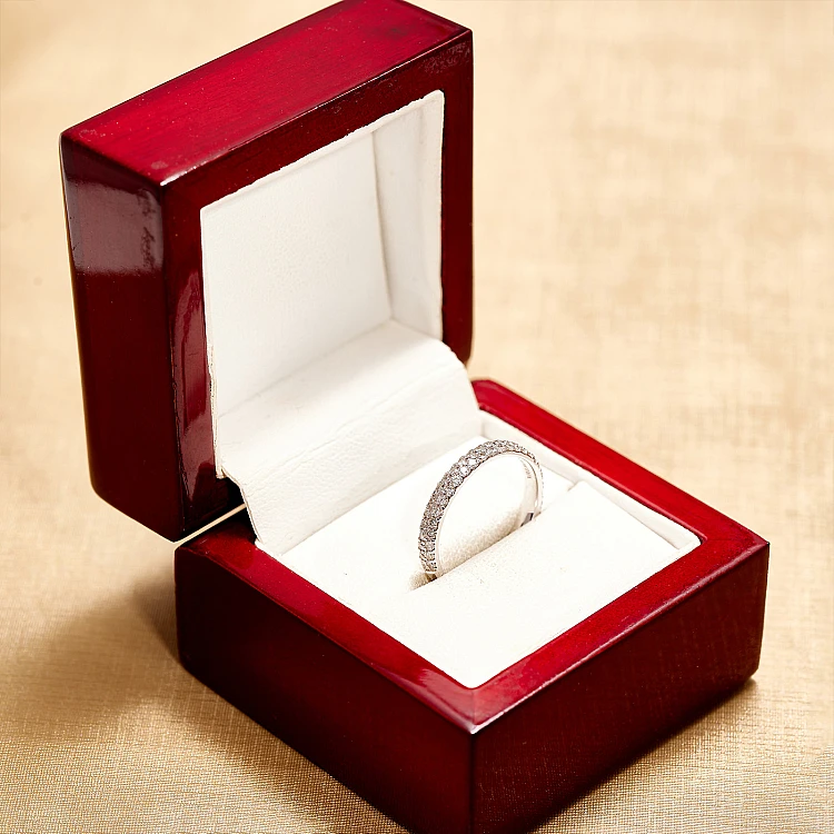 Geschenkring aus 14-karätigem Weißgold mit zwei Diamantreihen – Modell FM037