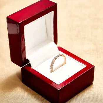 Anello eternity in oro rosa 18 carati con diamanti incolori - modello FM52