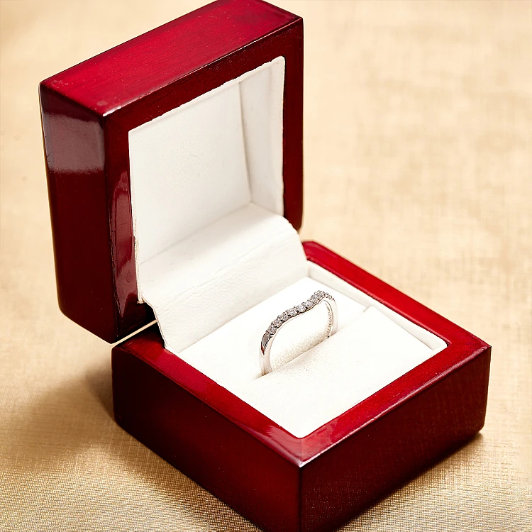 Goldener Geschenkring mit Diamanten - Modell FM63C