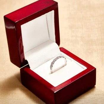 Goldener Geschenkring mit Diamanten – Modell FM8-1,5pt