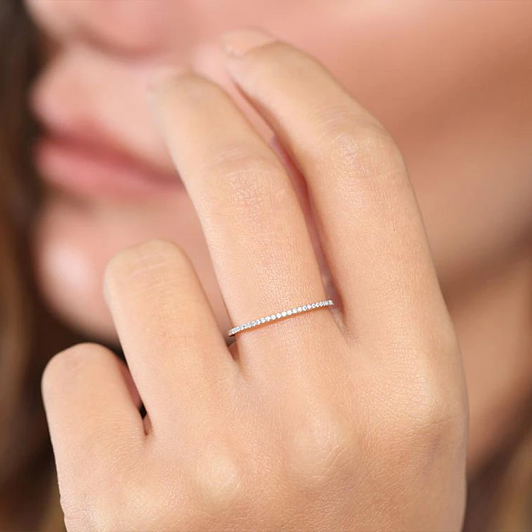 Dünner modischer i2005didi-Ring aus Gold oder Platin mit Diamanten