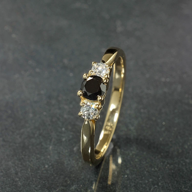 Bague de fiançailles en or avec diamant noir et diamants - modèle i025