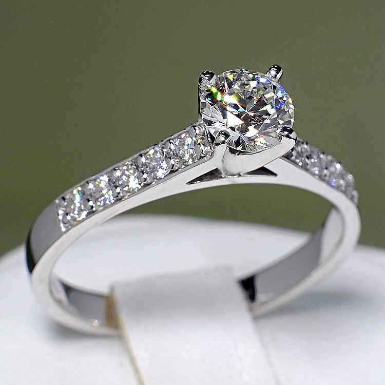 18k Gold SideStone Engagement Ring with GIA Certified Brilliant Diamond - model i056