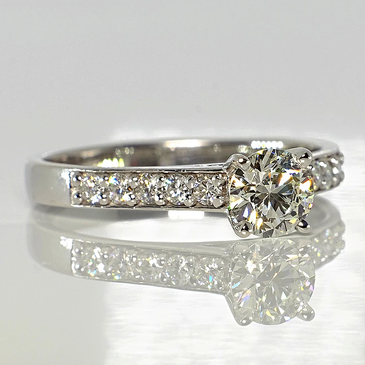 18k Gold SideStone Engagement Ring with GIA Certified Brilliant Diamond - model i056
