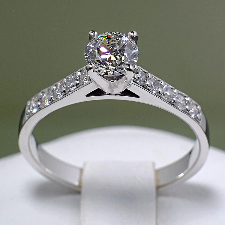 18k Gold SideStone Engagement Ring with GIA Certified Brilliant Diamond - model i056