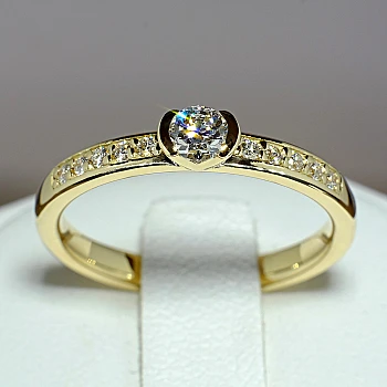 Anillo de compromiso de oro con diamante central certificado por el GIA de 0,30 o 0,40 ct y diamantes secundarios - modelo i113