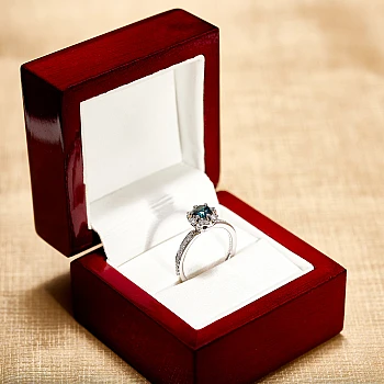 Anillo de compromiso de oro con diamante azul y diamantes - modelo i121997