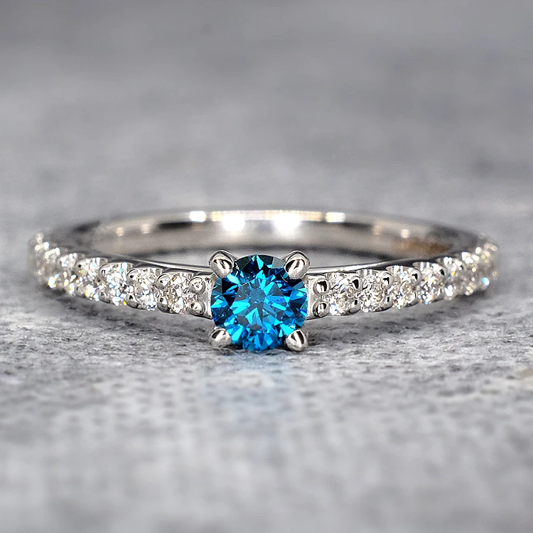 Verlovingsring i122096DbDi in goud met blauwe diamant en kleurloze diamanten