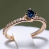 Bague de fiançailles en or avec diamant bleu et diamants - modèle i122392