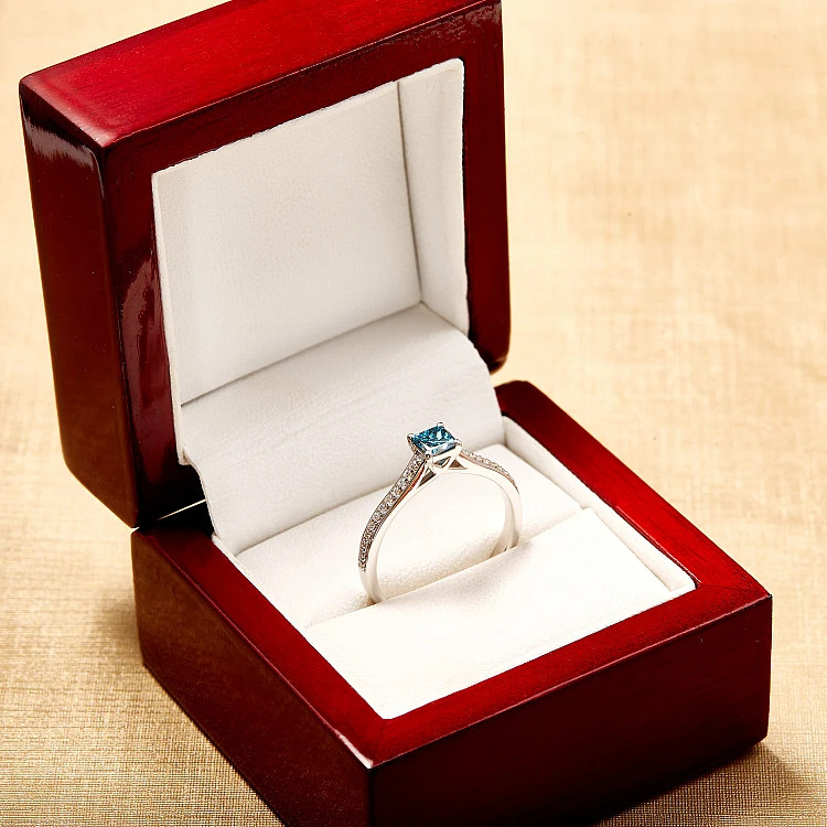 Bague cadeau en or avec diamant bleu et diamants - modèle i122604