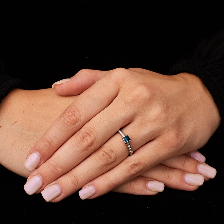 Bague cadeau en or avec diamant bleu et diamants - modèle i122604