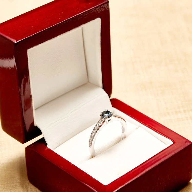 Bague cadeau en or avec diamant bleu et diamants - modèle i122866