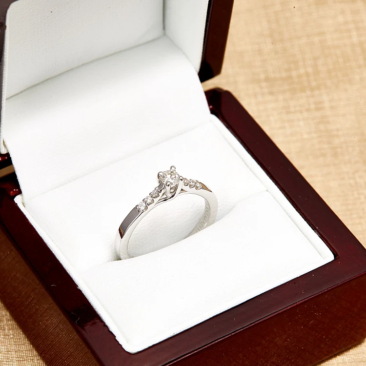 18k Gold Engagement Ring with GIA Certified Brilliant Diamond - model i123001