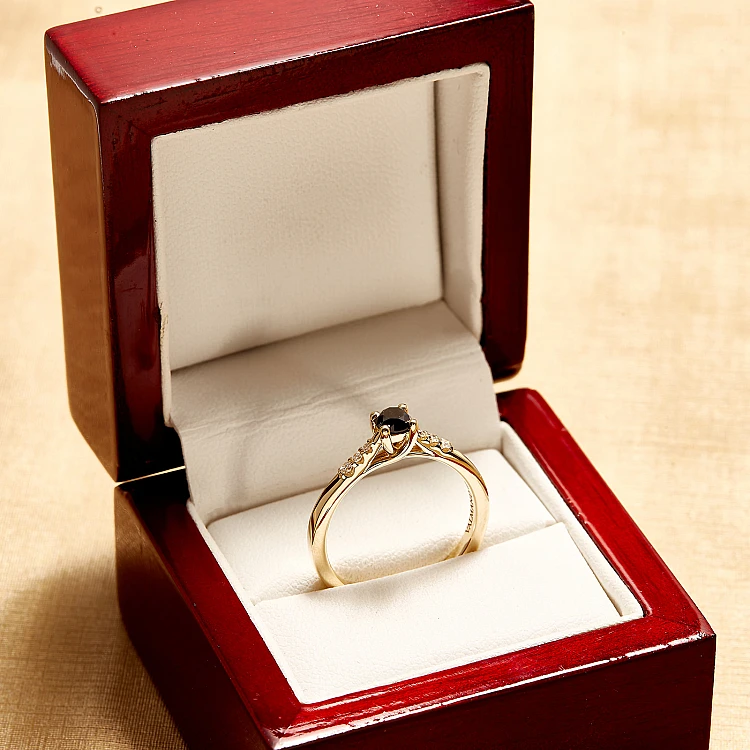 Bague de fiançailles en or avec diamant noir et diamants incolores - modèle i123001
