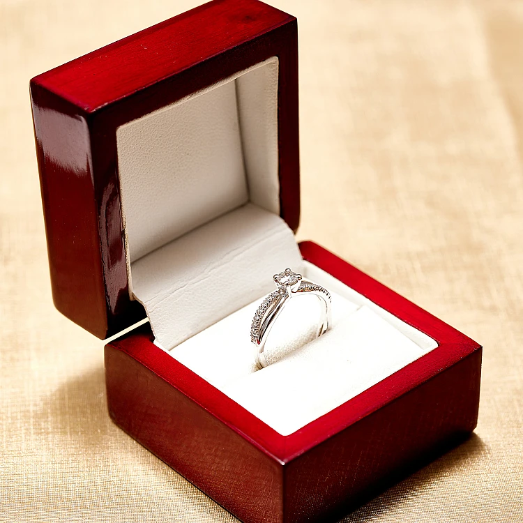 Anillo de compromiso de oro con diamante central certificado por el GIA de 0,30 o 0,40 ct y diamantes secundarios - modelo i1730