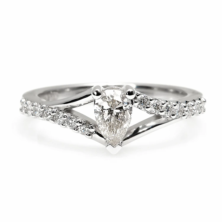 Anello di fidanzamento in oro 18 carati con diamante principale certificato GIA e diamanti secondari - modello i533
