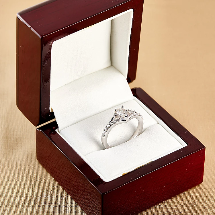 Anello di fidanzamento in oro 18 carati con diamante principale certificato GIA e diamanti secondari - modello i533
