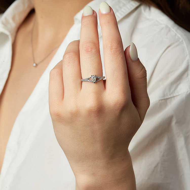 Anello di fidanzamento in oro 18 carati con diamante principale certificato GIA e diamanti secondari - modello i533