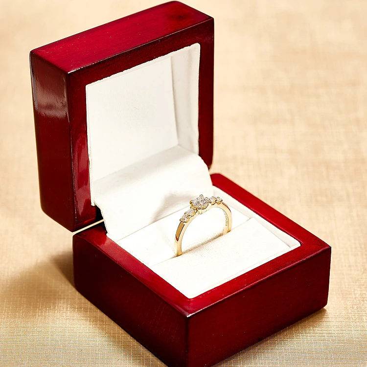 18k Gold SideStone Engagement Ring with GIA Certified Brilliant Diamond - model i579