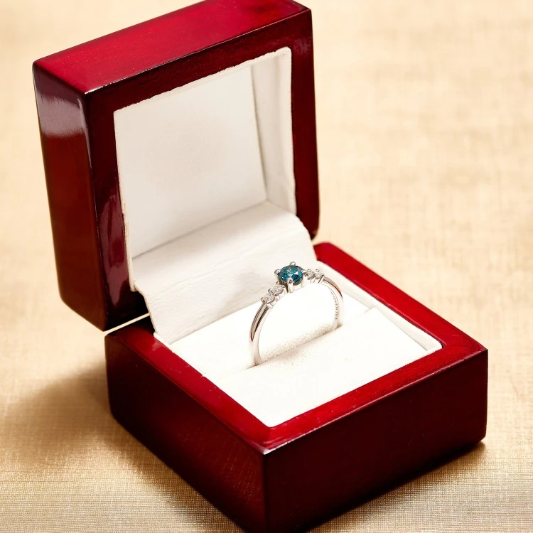 Bague de fiançailles en or avec diamant bleu central - modèle i579
