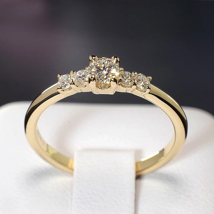 18k Gold SideStone Engagement Ring with GIA Certified Brilliant Diamond - model i579