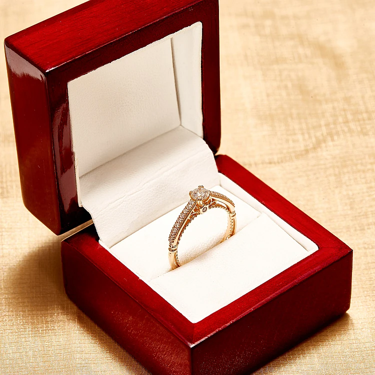Anello di fidanzamento in oro con diamante rotondo certificato GIA - modello i636
