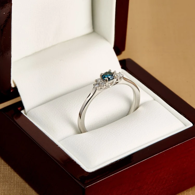 Bague de fiançailles en or avec diamant bleu et diamants - modèle i71604