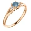 Verlovingsring i71843DbDI in goud met blauwe diamant en kleurloze diamanten