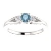 Verlovingsring i71843DbDI in goud met blauwe diamant en kleurloze diamanten