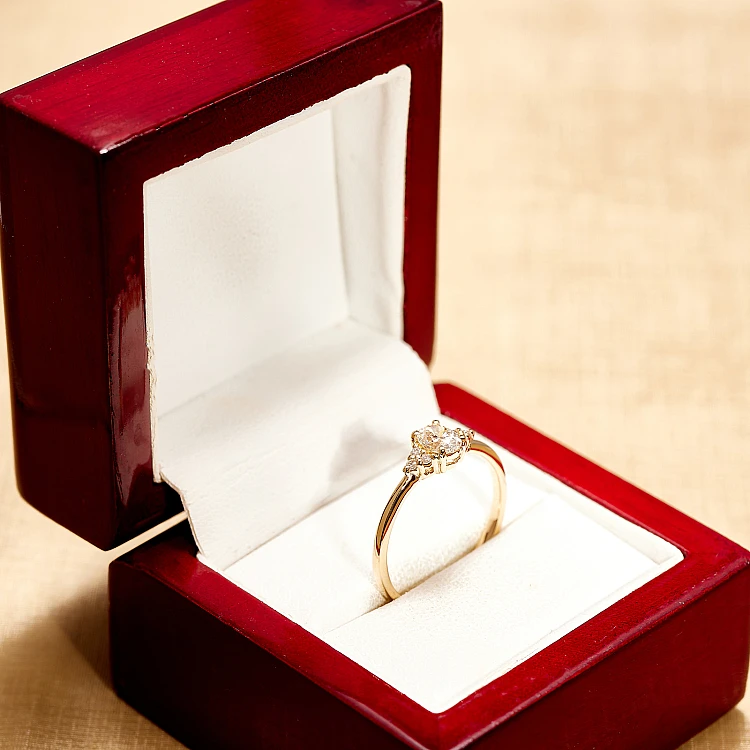 Anello di fidanzamento in oro 18k o platino con diamante centrale ovale certificato GIA da 0,30 ct o 0,40 ct e diamanti secondari - modello i71845