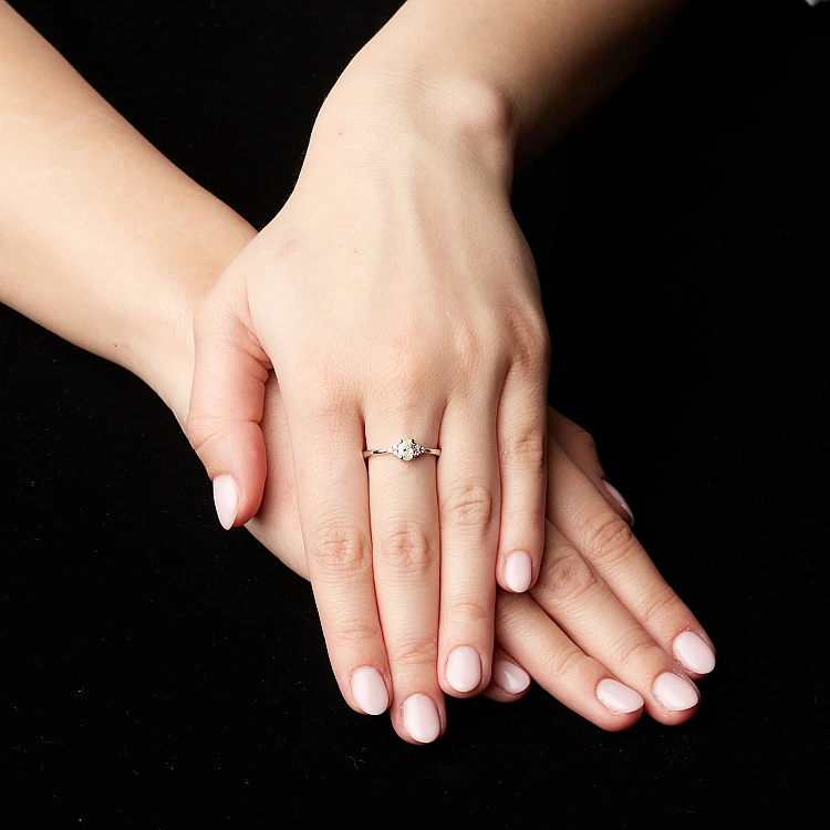 Anello di fidanzamento in oro 18 carati con diamante ovale certificato GIA - modello i71845