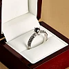 Anillo de compromiso de oro blanco de 18 k con piedra lateral y diamantes negros - modelo i906