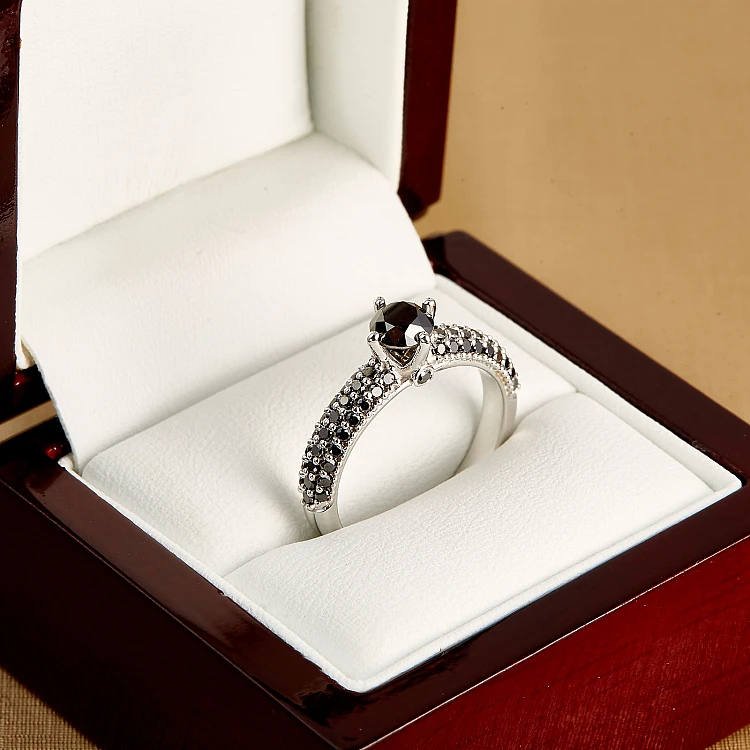 Anillo de compromiso de oro blanco de 18 k con piedra lateral y diamantes negros - modelo i906