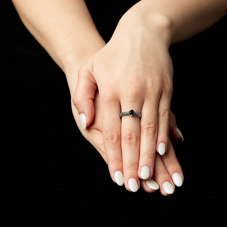 Anillo de compromiso de oro blanco de 18 k con piedra lateral y diamantes negros - modelo i906
