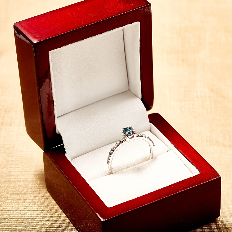 Verlovingsring in goud of platina met blauwe diamant en diamanten i1221908dbdi