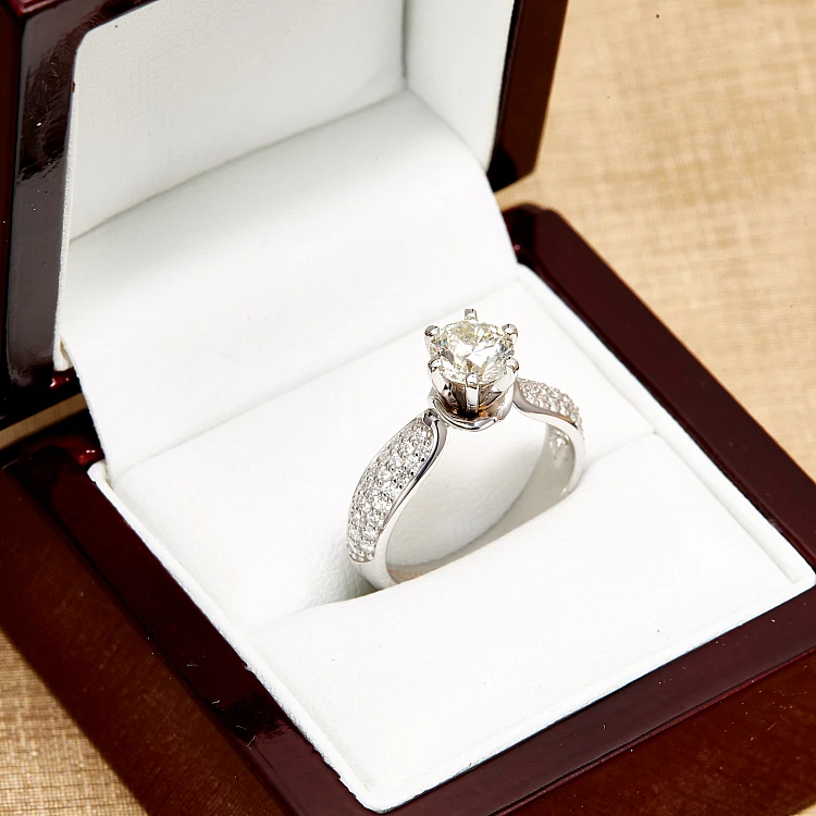 Anillo de compromiso de oro con diamante central de 1,00 ct con certificación GIA - modelo i2764