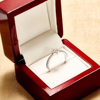 Anillo de compromiso de oro o platino con diamante princesa certificado por el GIA de 0,30 o 0,40 ct y diamantes secundarios - modelo i311