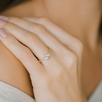 Verlovingsring van 18 karaats geelgoud met zijstenen en een GIA-gecertificeerde princess-diamant in het midden - model i311
