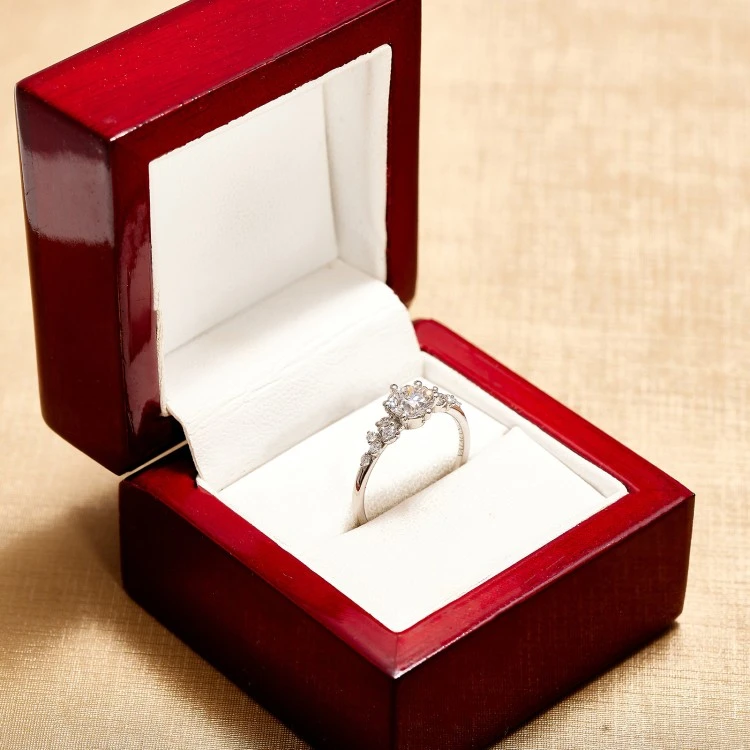 Anello di fidanzamento moderno in oro con diamante centrale GIA da 0,50 ct o 0,70 ct - modello i3122